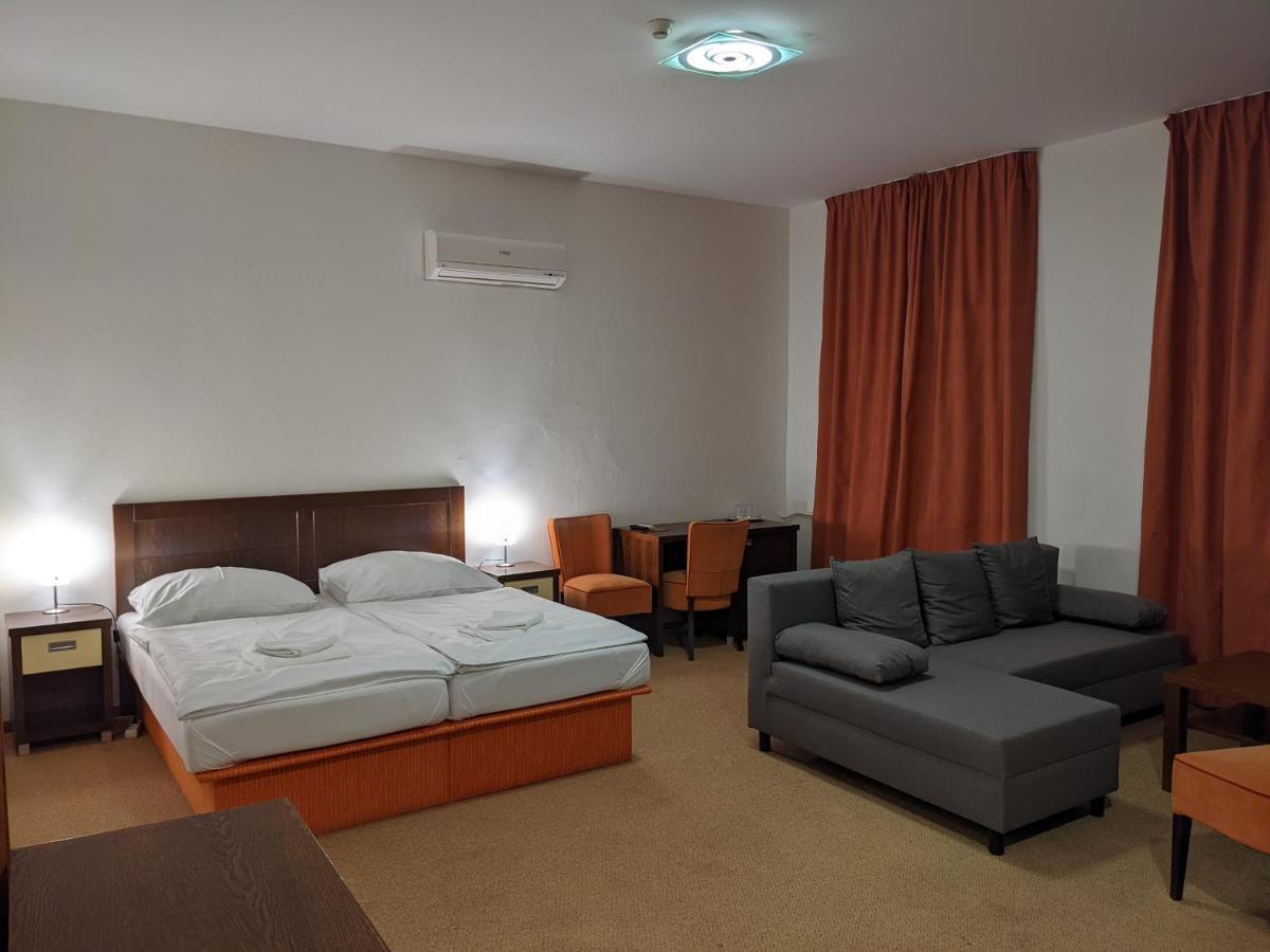 סנץ Garni Hotel Cosmopolitan מראה חיצוני תמונה