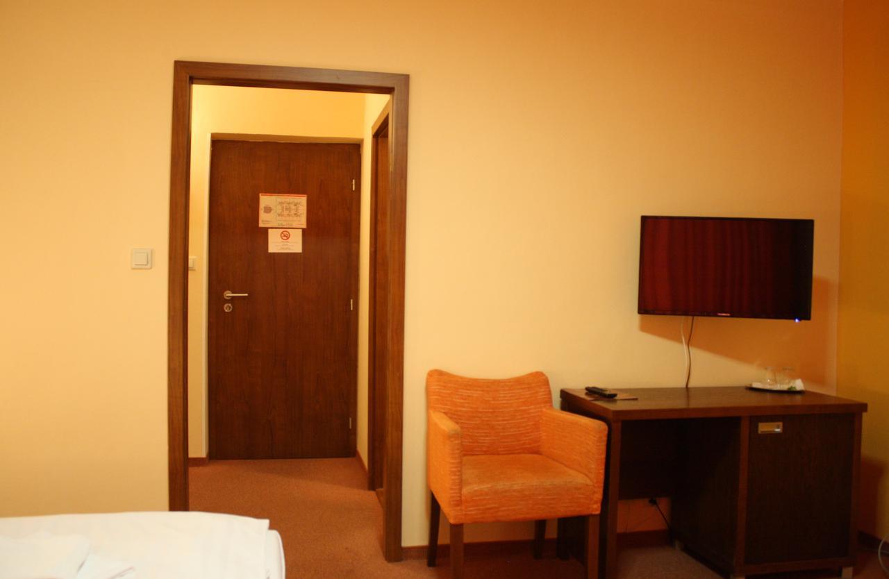 סנץ Garni Hotel Cosmopolitan מראה חיצוני תמונה
